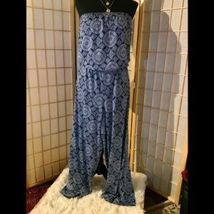 NWOT Marcelle Margaux-Blu/Wt Strapless jumpsuit. M
